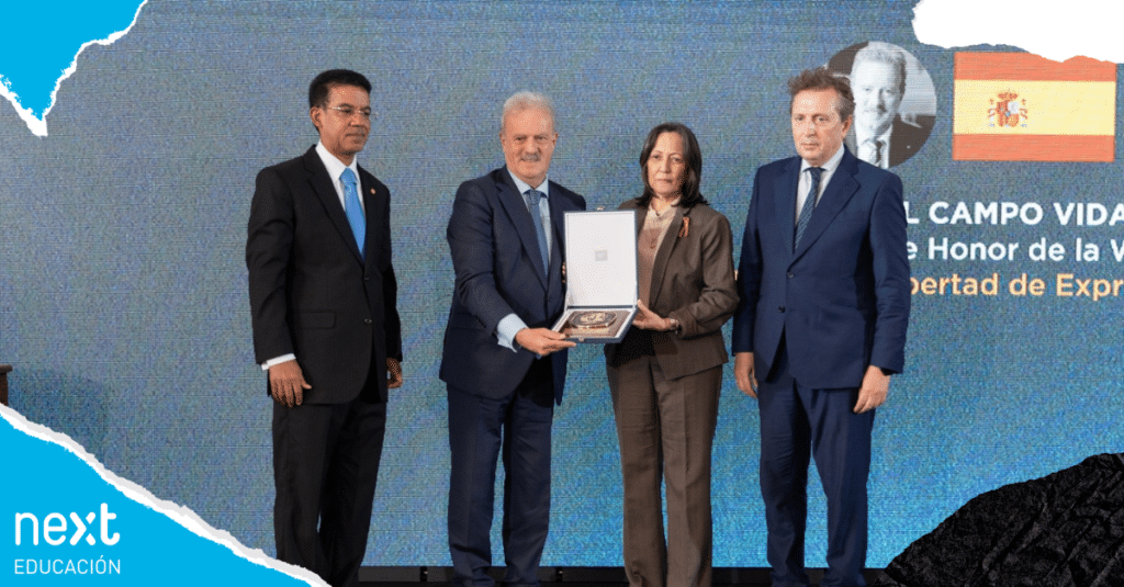 Manuel-Campo-Vidal-recibe-la-medalla-de-honor-de-la-world-association-jurist