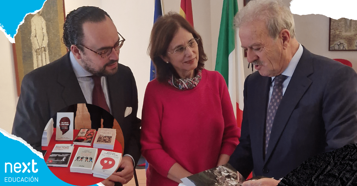 Manuel Campo Vidal entrega varios ejemplares de sus obras a la Biblioteca del Instituto de Cervantes en Roma